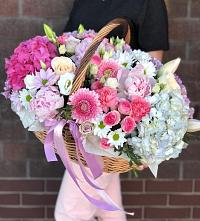 Композиция солнечный день в Поселок совхоза Сафоновский Цветочная композиция из Розы, Хризантемы, Пионы и Лизиантусы в корзине в Поселок совхоза Сафоновский