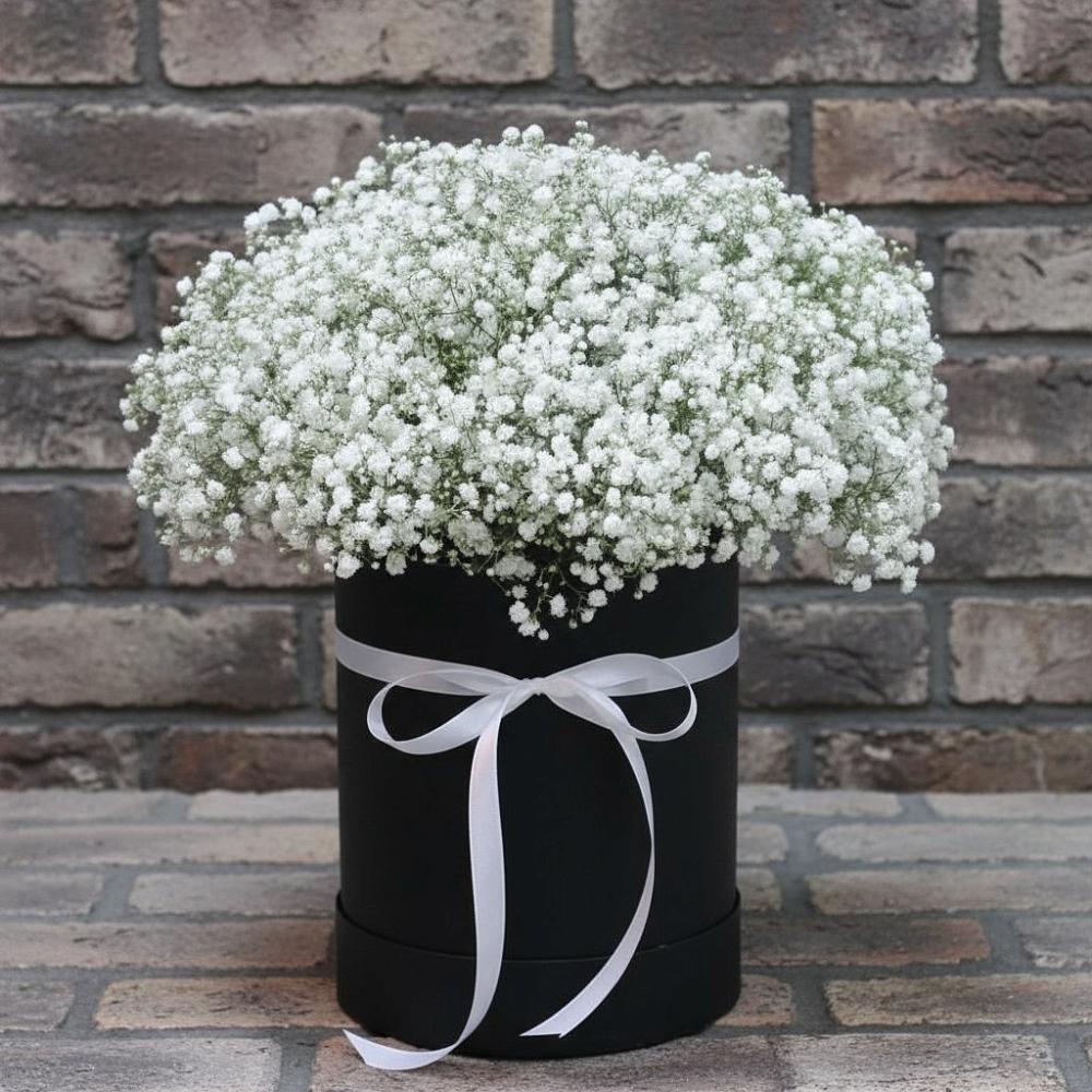 Цветочная композиция из Гипсофила в шляпной коробке в Поселок совхоза Сафоновский