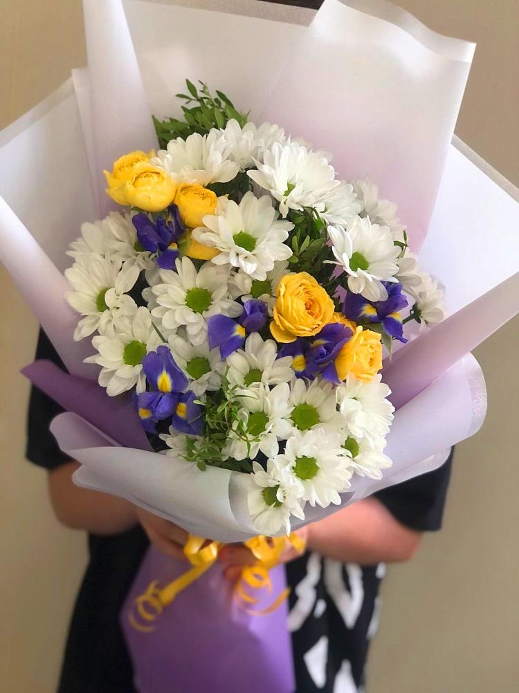 Букет цветов из: Ирисы, Хризантемы и Розы в Поселок совхоза Сафоновский