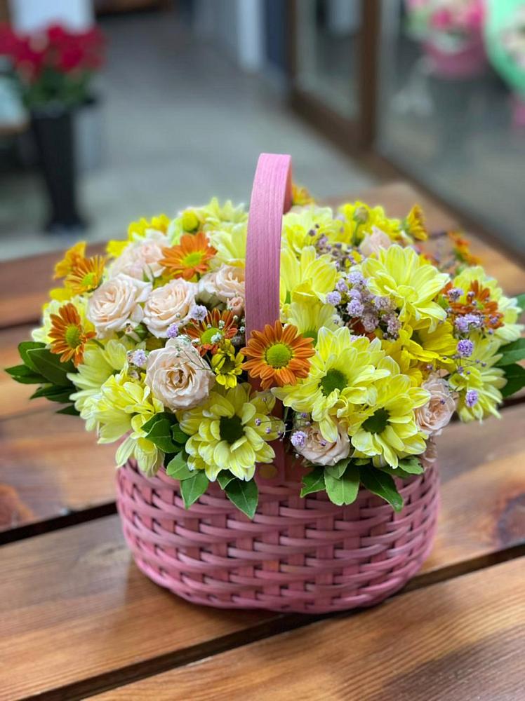 Цветочная композиция из Хризантемы и Розы в корзине в Поселок совхоза Сафоновский