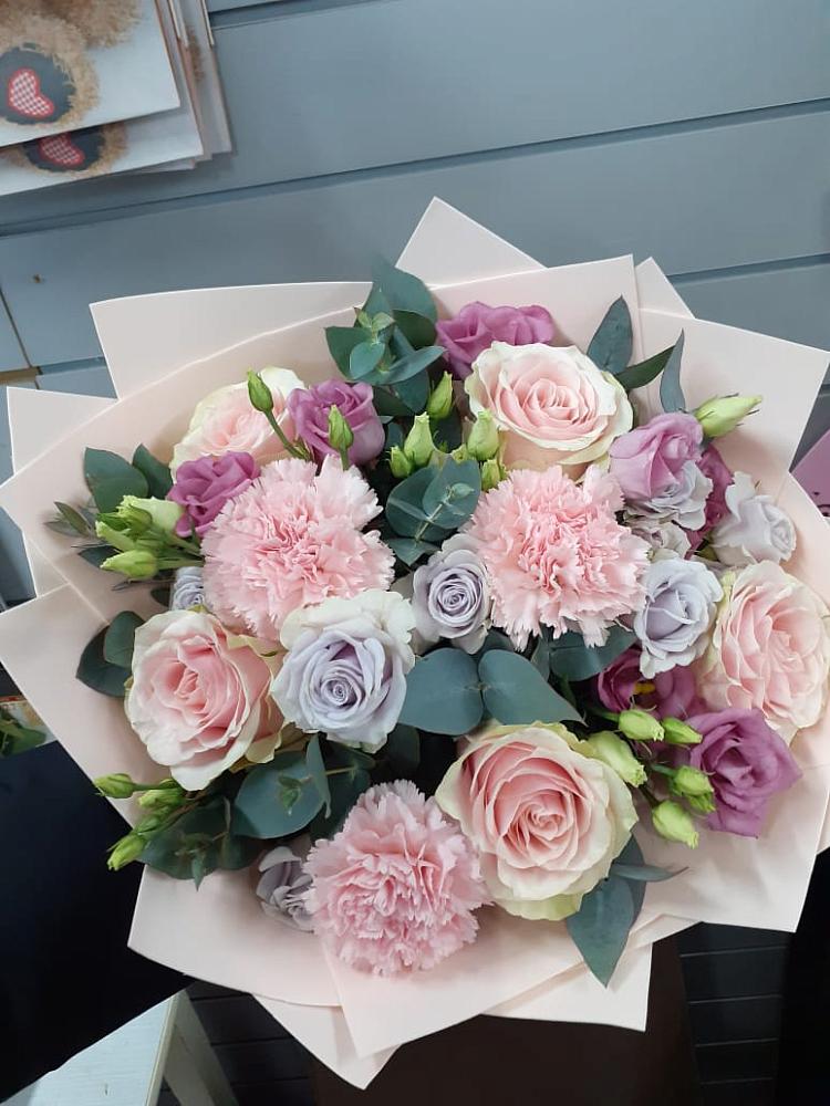 Букет цветов из: Розы, Гвоздики и Лизиантусы в Поселок совхоза Сафоновский